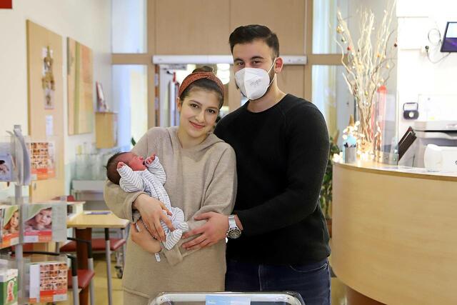 Der kleine Ilyas und seine glücklichen Eltern. | Foto: Wiener Gesundheitsverbund/Votava