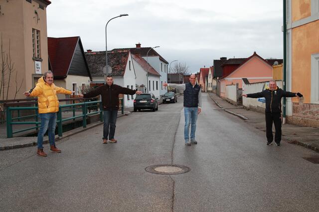 Wilhelm Haberbichler, Erwin Löffelmann, Helmut Fiedler und Erwin Enzinger beim Lokalaugenschein in der Dorfstraße.