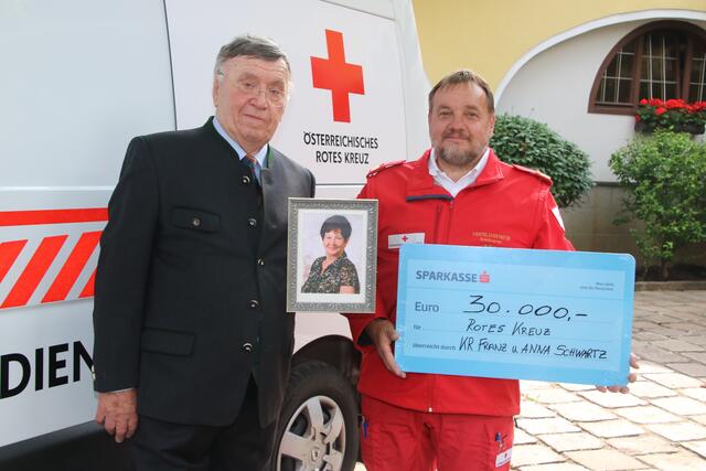 Sommer 2020: Im Gedenken an seine verstorbene Ehefrau Anna spendete KR Franz Schwartz dem Roten Kreuz Langenlois 30.000 Euro.