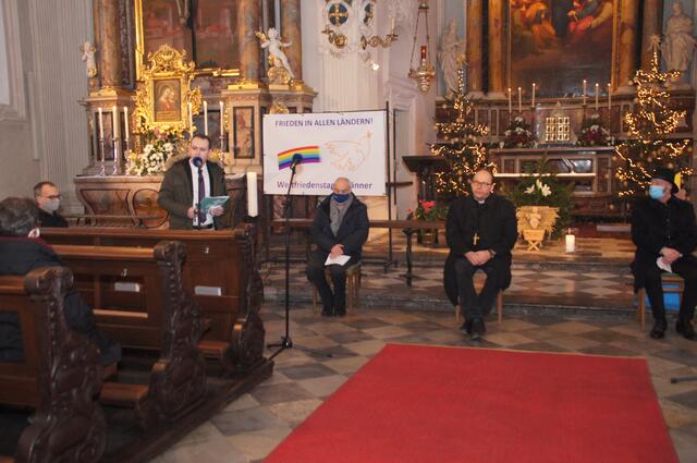 Weltfriedenstag: Bischof Hermann Glettler, Superintendent Olivier Dantine, Präsident Günter Lieder, Hajret Beluli und Bgm. Georg Willi  | Foto: dibk