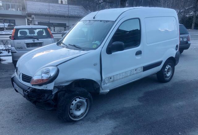 Bei dem Fahrzeug, mit dem die Jugendlichen eine Spritztour unternahmen, entstand ein erheblicher Sachschaden.  | Foto: ZOOM.Tirol