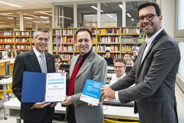 OCG-Präsident Wilfried Seyruck, BRG Pichelmayergasse-Direktor Roland Schwimmer und Heinrich Himmer, Wiener Bildungsdirektor, bei der Übergabe der Auszeichnung.