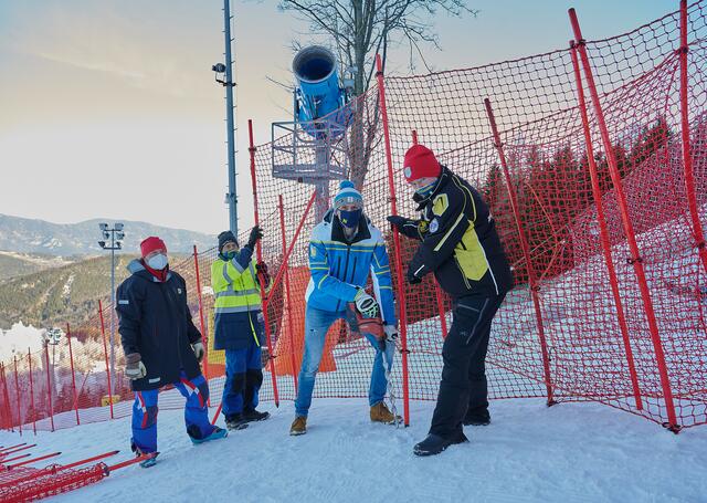 Sportlandesrat Jochen Danninger gemeinsam mit OK-Chef Franz Steiner beim Aufbau der Fangzäune | Foto: NLK Pfeiffer