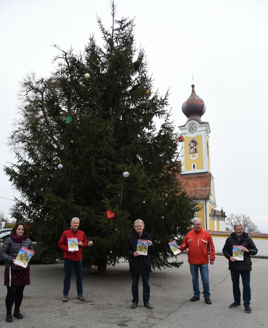 SPÖ-Funktionäre mit ihren Gemeindekalendern (von links: Victoria Hofstätter, Helmut Ploner, Manfred Priesner, Karl Luckeneder, Max Kaindlstorfer)
 | Foto: SPÖ