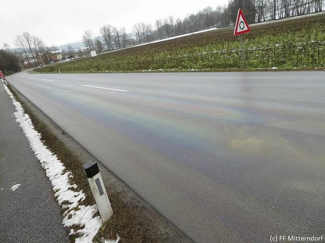 Das Beheben einer kilometerlange Ölspur hat gestern drei Feuerwehren in Diersbach über mehrere Stunden beschäftigt. Verursacht wurde sie durch einen defekten Schneepflug.  | Foto: Freiwillige Feuerwehr Mitterndorf