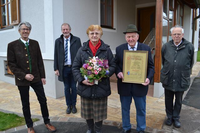 Ehre, wem Ehre gebührt: Stefan Ladler und Gattin Sophie Ladler freuten sich über die besondere Auszeichnung. | Foto: Margit Ladler