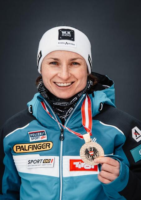 Tina Unterberger mit der Goldmedaille. | Foto: ÖRV/Miriam Jennewein