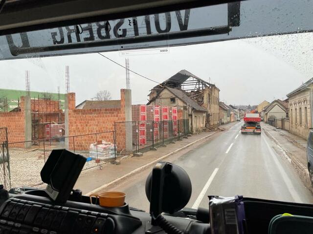 Hendrik Wolf und Peter Kremaucz mitten im kroatischen Erdbebengebiet. | Foto: Wolf