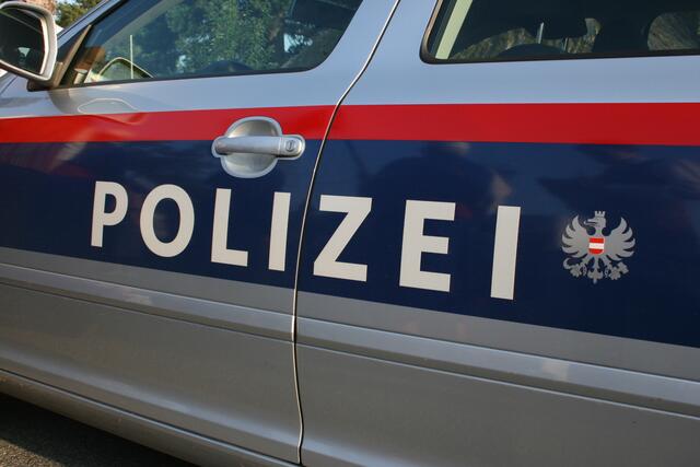 Die Polizei ermittelt: Von einem Baumaschinen-Lagerplatz in Hirnsdorf wurde ein Hochkipp-Dumper gestohlen.