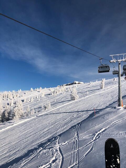 Pistenspaß wie man ihn selten erleben darf, viel Naturschnee, wenig los.