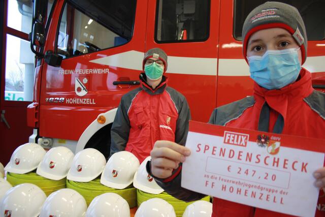 Die Feuerwehr Hohenzell bedankt sich bei der Firma Felix Austria für die Kostenübernahme von 13 Jugendhelmen. | Foto: FF Hohenzell