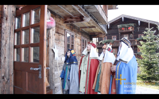 In Kaprun fällt das Sternsingen heuer nicht ganz aus – dafür hat die Pfarre Kaprun gesorgt.  | Foto: Foto vom Video der Pfarre Kaprun