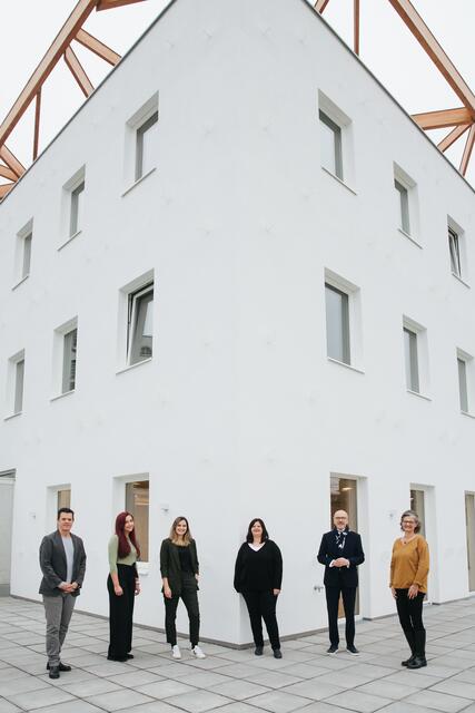 Das Team von Obdach Wien mit Geschäftsführer Siegfried Meryn vor dem Cape 10. | Foto: fotografiefetz
