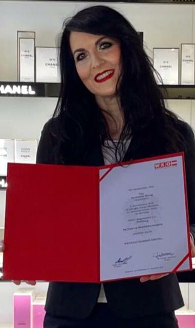 Kosmetik-Expertin Annemarie Dornig freut sich über die Auszeichnung.