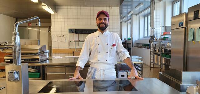 Er kocht die Schweizer ein: Der Niklasdorfer Mario Koraus an seinem Arbeitsplatz in Chur. | Foto: KK