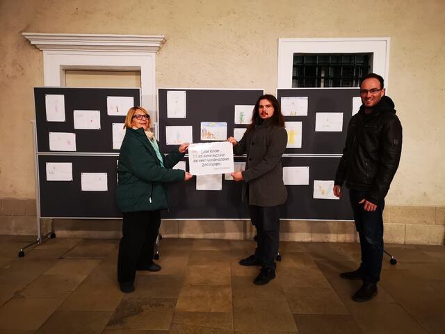 Zeichnungen für das Christkind sind derzeit im Schlossinnenhof von Kottingbrunn zu sehen: Helene Stinakovits, Matthias Hunyadi, Markus Winkler | Foto: zVg