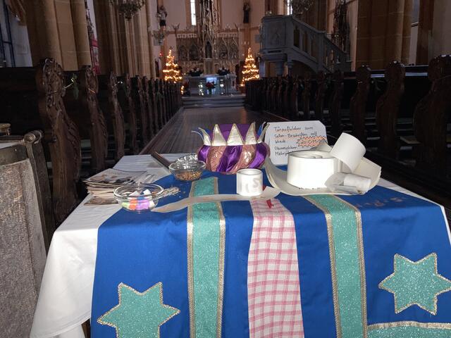 Hier die fixe Station in der Kirche Fernitz, an denen Sie Kreide, Aufkleber und eine Spendeninformation abholen können. | Foto: Erich Timischl