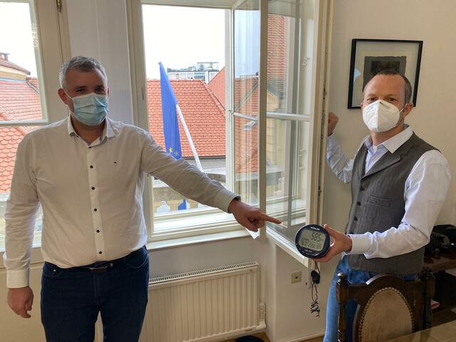 Bürgermeister Hannes Primus (links) erhielt vom Leiter der Umweltabteilung, Günther Rampitsch, ein derartiges Messgerät. | Foto: Stadtgemeinde Wolfsberg