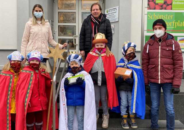 Dieses Jahr kamen die Sternsinger mit Maske: Amtsfrau Verena Klauninger, Bürgermeister Matthias Weghofer, Pfarrgemeinderat Lukas Weghofer und die Sternsinger Chiara, Stella, Nico, Loraine, Robin
Sternsinger ohne Maske: Namen wie oben.