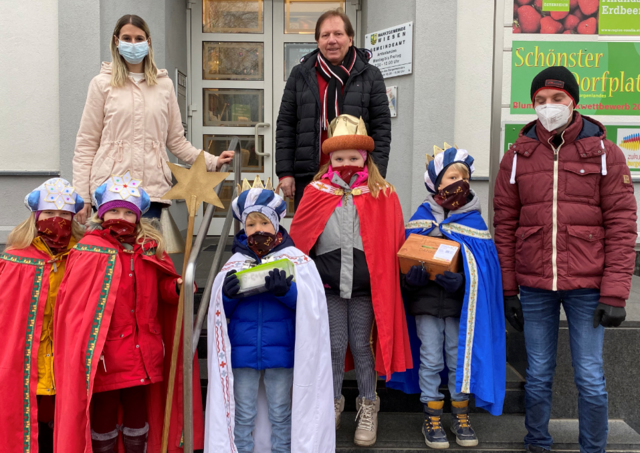 Dieses Jahr kamen die Sternsinger mit Maske: Amtsfrau Verena Klauninger, Bürgermeister Matthias Weghofer, Pfarrgemeinderat Lukas Weghofer und die Sternsinger Chiara, Stella, Nico, Loraine, Robin


Sternsinger ohne Maske: Namen wie oben. | Foto: Marktgemeinde Wiesen