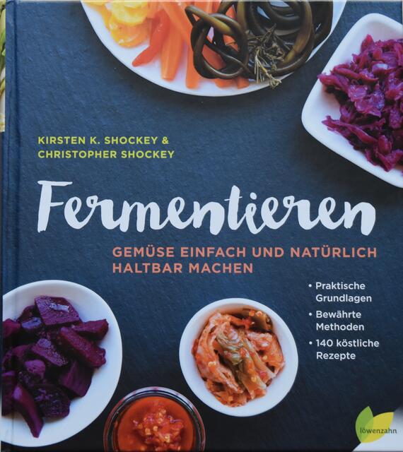 Kirsten und Christopher Shockey besinnen sich auf die traditionellste Variante des Haltbarmachens: mit Salz. | Foto: Löwenzahn Verlag