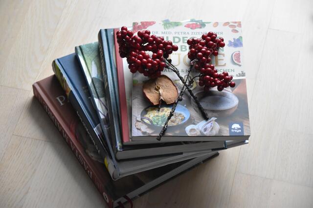 Die Redaktion der BEZIRKSBLÄTTER Kufstein hat sich für das Jahr 2021 sechs spannende Bücher genau angesehen – hier dürfte für jeden etwas dabei sein.  | Foto: Barbara Fluckinger