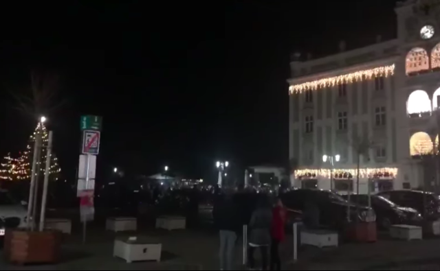 Bei einer Kundgebung in Gmunden skandierten die Teilnehmer unter anderem “Wir sind das Volk”, “Kurz muss weg” und “Friede, Freiheit ohne Diktatur”.