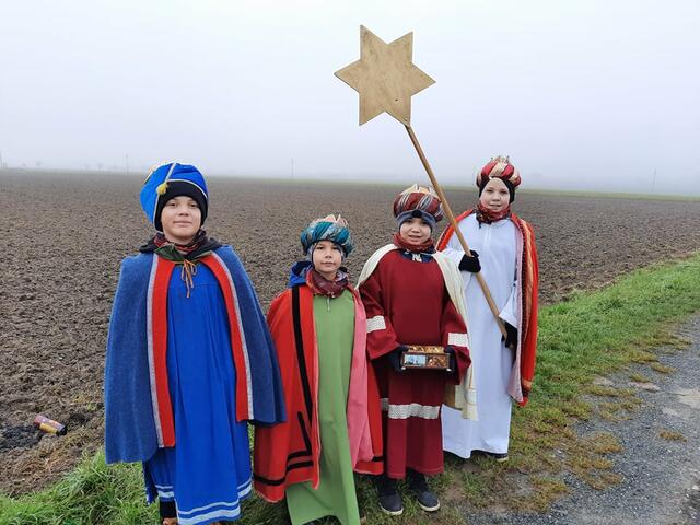 Jakob, Theo, Thomas und Martin verbreiten mit Begleitperson Eva-Maria Glauber in Rechnitz die frohe Weihnachtsbotschaft. | Foto: Eva-Maria Glauber