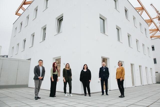 Das Team von Obdach Wien mit Geschäftsführer Siegfried Meryn vor dem Cape 10. | Foto: fotografiefetz