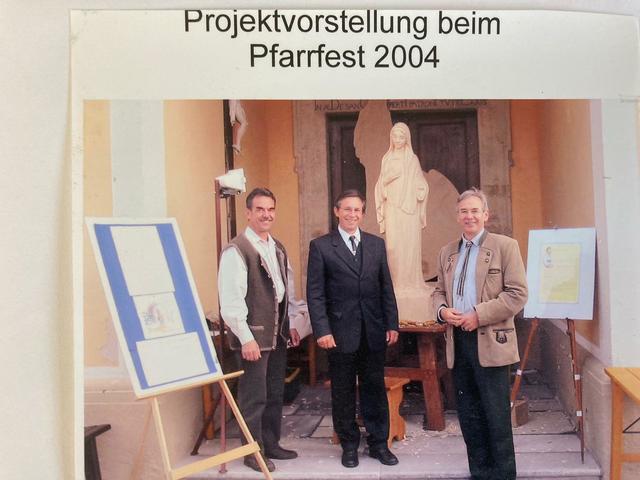 vlnr: Holzschnitzer Hans Pendl, Pfarrer Hans Wallner und Gesamtprojektkoordinator Hans Hierzer | Foto: Bild (c) Hans Pendl