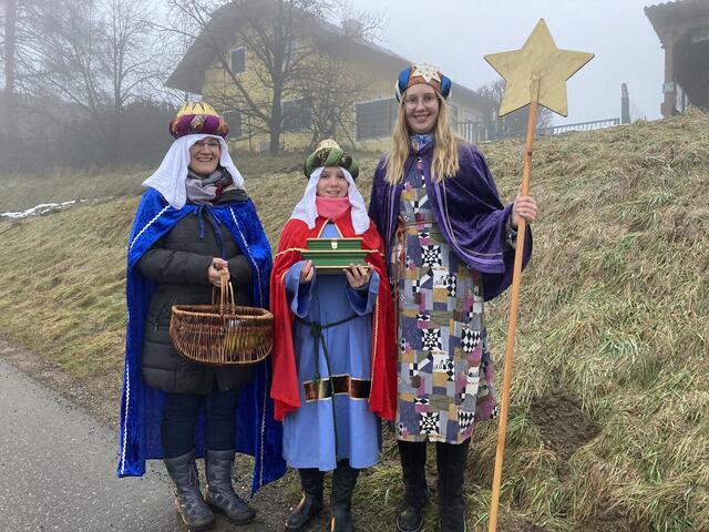 Bei Regenfall war in der Dillachstraße die Familie Gappmayr, die Mutter mit ihren Töchtern Lena und Sara sowie Sohn Felix, als Sternsinger unterwegs.  | Foto: Erich Timischl