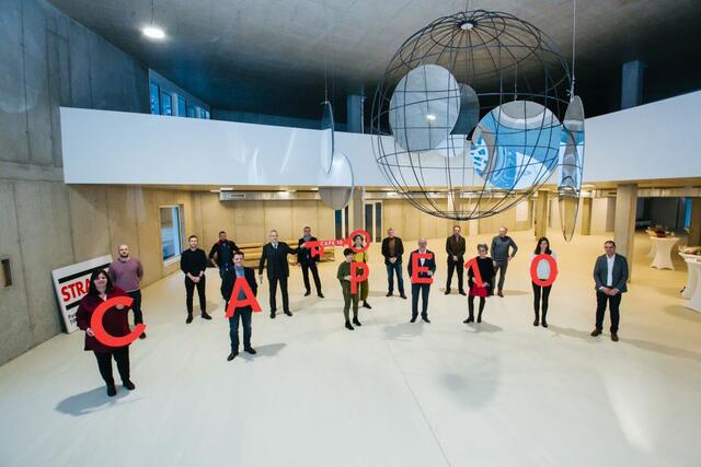 Das Cape-10-Team mit Strabag-Mitarbeitern bei der Schlüsselübergabe. | Foto: fotografiefetz