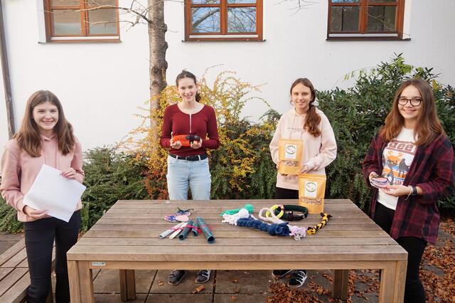 Die Schülerinnen Martina Haiden, Sarah Alram, Lisa Ungersböck, Janine Dorner präsentieren die ressourcenschonenden Produkte. | Foto: Thomas Schrammel/LFS Warth