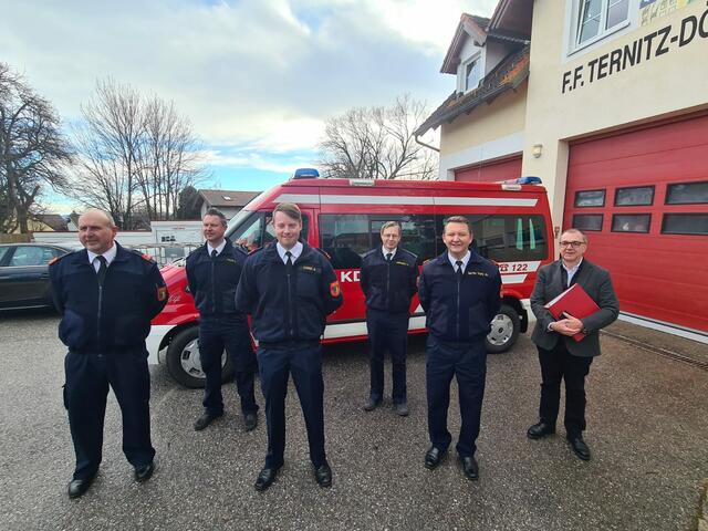 Bild 1. Reihe: Leiter der Verwaltung Manfred Krenn, der neue Kommandantstellvertreter Matthias Ranner, Feuerwehrkommandant Christian Fuchs, Bürgermeister und Wahlleiter Rupert Dworak.
2. Reihe: Der stellvertretende Leiter der Verwaltung Harald Fuchs sowie Ehrenverwalter und Kassier Günter Ungerböck. | Foto: Stadtgemeinde Ternitz