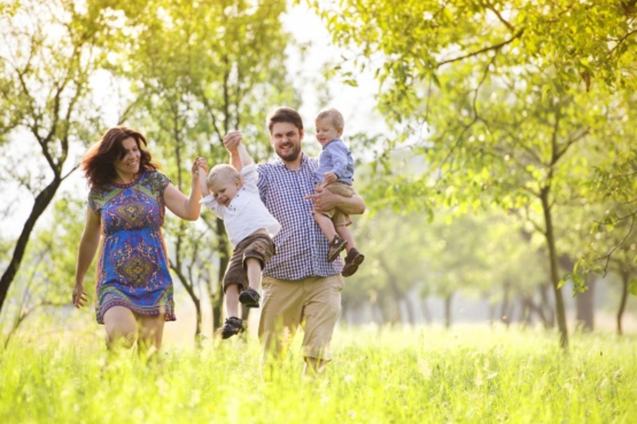 проводить время на открытом воздухе. Spring walk with family. семья грин фэмили. Children spending time outside and playing charades. Spending time outside.