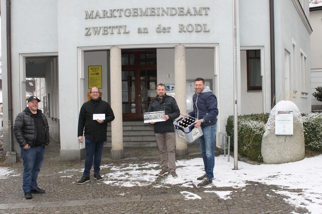 v. l.: Der Verein L(i)ebenswertes Zwettl mit Obmann-Stv. Alexander Donner, Obmann Café-Max-Chef Markus Hamberger, Obmann-Stv. Bgm. Roland Maureder überreicht den zweiten Preis an die BezirksRundschau (im Bild Geschäftsstellenleiter Thomas Bargfrieder).