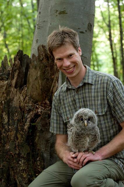 Projektleiter Dr. Richard Zink mit einem Jungkauz | Foto: Vogelwarte/ Dr. Zink