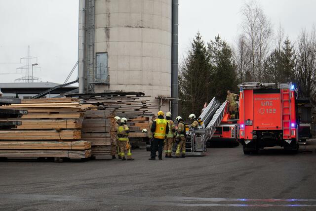 Berufsfeuerwehr und Freiwillige Feuerwehr Pichling standen im Südpark in Pichling im Einsatz. | Foto: Leibetseder/Fotokerschi.at