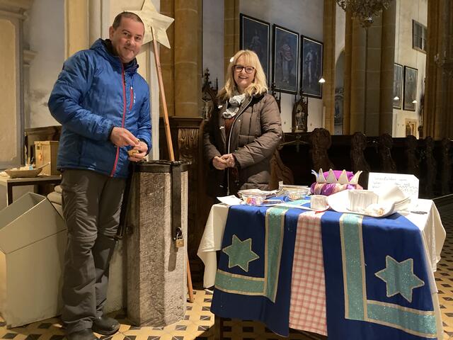Pfarrer Herr Mag. Josef Windisch und Frau Ingrid Pechmann/Pfarrsekretärin, freuen sich sichtlich über die Spenden. | Foto: Erich Timischl