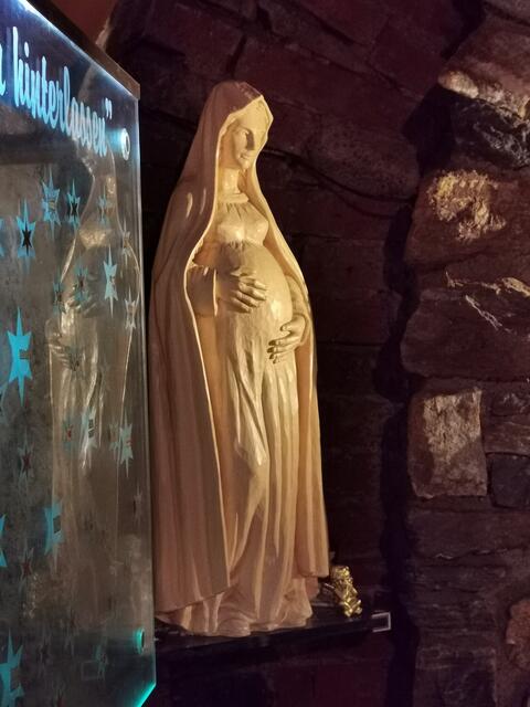 Seltene Darstellung von Maria in Erwartung - sie steht bis um Unschuldigen Kindertag in der Friedensgrotte | Foto: Bild (c) Siegfried Arnold