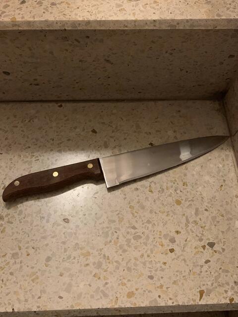 Mit diesem Küchenmesser wurden die Beamten attackiert. | Foto: LPD Wien