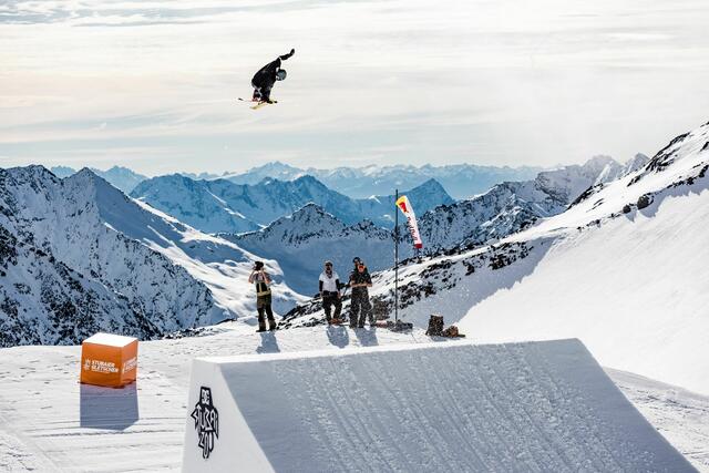Hannes Rudigier (im Bild) und seine Paznauner Freeski Kollegen Lara und David Wolf kämpfen am steirischen Kreischberg um Medaillen und die Olympiaqualifikation. | Foto: Hologramm Media