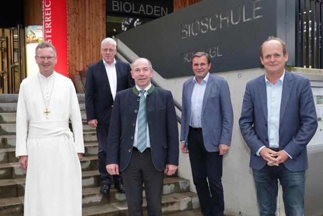 Sind zufrieden mit der langfristigen Zusammenarbeit (von links): Lukas Dikany, Abt des Stiftes Schlägl, Kämmerer Markus Rubasch, Agrar-Landesrat Max Hiegelsberger, Georg Ecker, BBK-Obmann Rohrbach und Landtagsabgeordneter, sowie Schulleiter Johann Gaisberger. | Foto: Land OÖ/ Ernst Grilnberger
