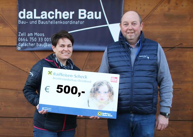 Reinhold Lacher überreichte gemeinsam mit seiner Frau einen Scheck über 500 Euro.  | Foto: Stix