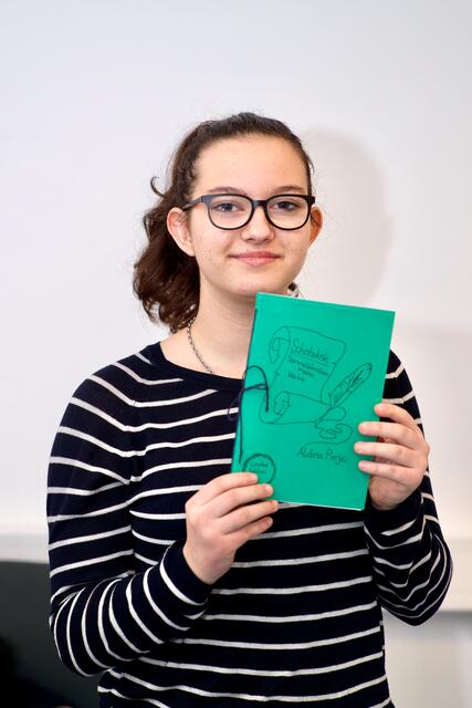 Aldina mit ihrer "Schatzkiste". Auch das limitierte Büchlein hat sie selbst gestaltet.