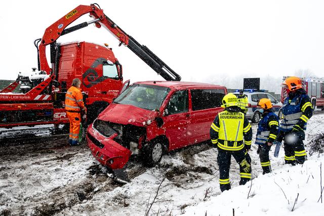 Die Insassen, zwei Erwachsene und zwei Kleinkinder, konnten sich selbständig und unverletzt befreien. | Foto: fotokerschi