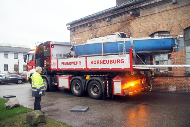 Die Feuerwehr brachte das Boot in die Korneuburger Werft, wo es von den Mitgliedern des Museumsvereines übernommen wurde.