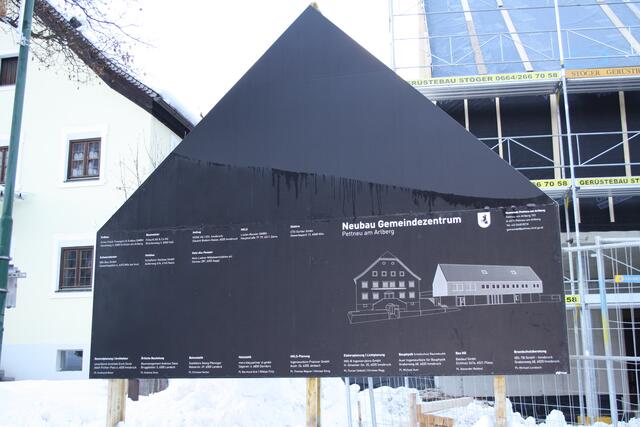 Eine Visualisierung des neuen Pettneuer Gemeindeamtes, links im Bild der Widum – beide Gebäude sind mittels eines Durchgangs miteinander verbunden.  | Foto: Elisabeth Zangerl