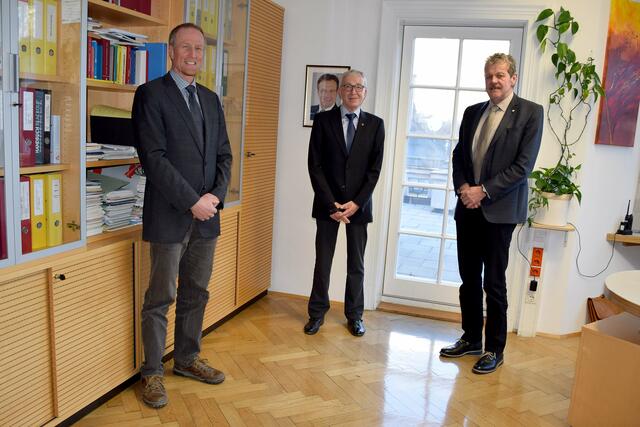 Angelobung: Gemeinderevisor Adreas Walser, der neue Landecker Bgm. Herbert Mayer und BH Markus Maaß (v.l.). | Foto: BH Landeck/Spiß