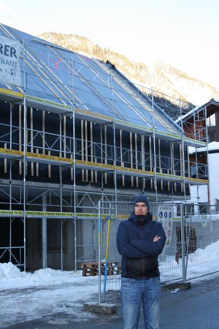 Bgm. Manfred Matt bei der Baustellenbegehung.  | Foto: Elisabeth Zangerl